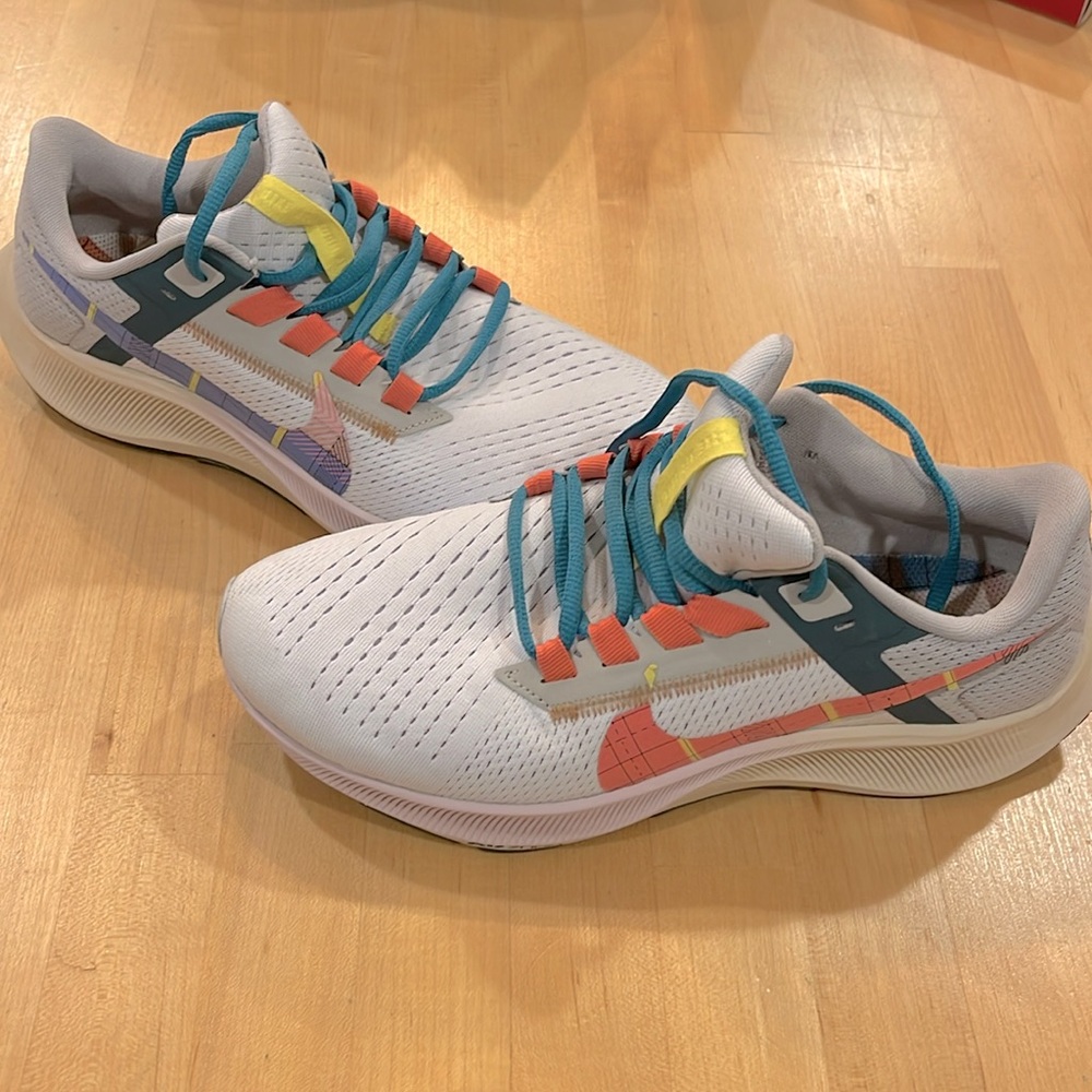Nike Zoom Air plaid swoosh women’s size 9 worn once, almost new.